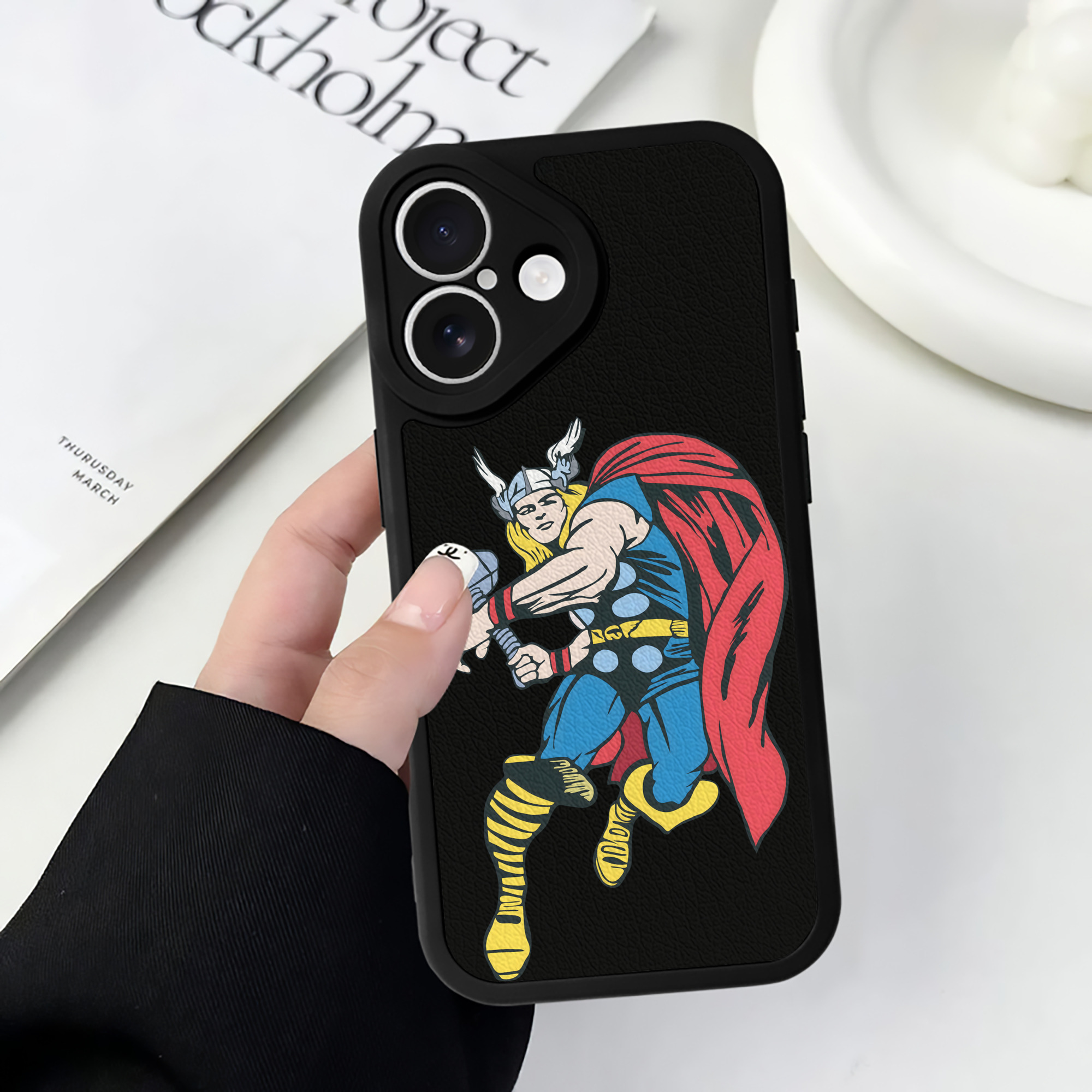 （画像用） アベンジャーズ The Avengers 【iPhone 16シリーズ対応】シリコンスマホケース（レザー調） 材質：シリコン